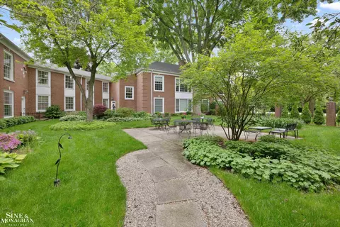 Exterior - 17111 E Jefferson #5, Grosse Pointe, MI 48230 photo 5 of 7