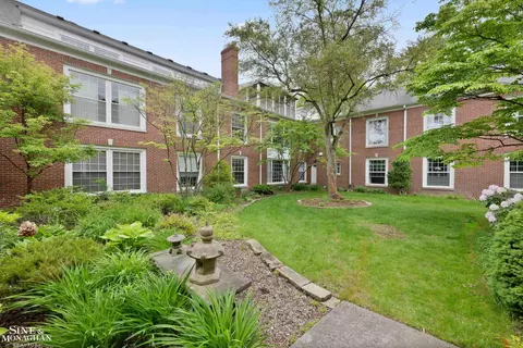 Exterior - 17111 E Jefferson #5, Grosse Pointe, MI 48230 photo 3 of 7