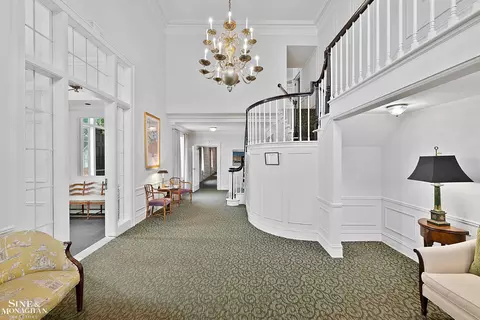 Entry Way - 17111 E Jefferson #5, Grosse Pointe, MI 48230 photo 2 of 6