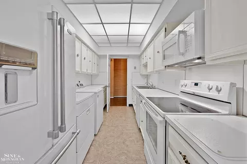 Kitchen - 17111 E Jefferson #5, Grosse Pointe, MI 48230 photo 1 of 1