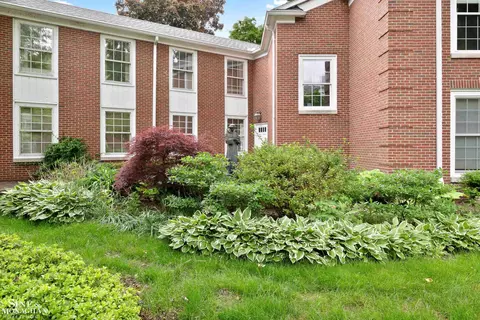 Exterior - 17111 E Jefferson #5, Grosse Pointe, MI 48230 photo 2 of 7