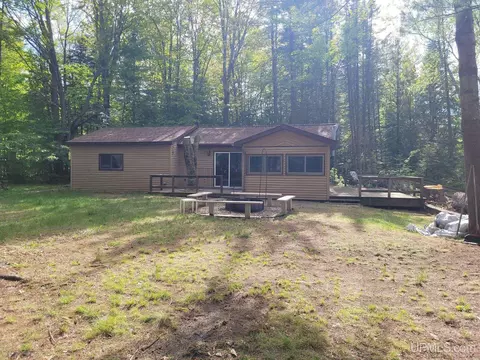 E7140 Doe Lake, Munising, MI 49862