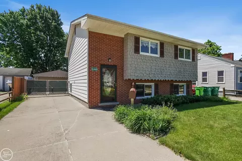 16466 Manchester, Eastpointe, MI 48021