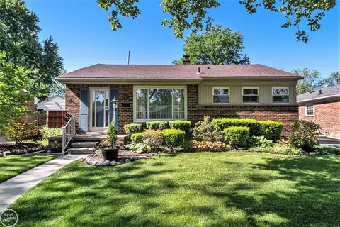 22624 Edgewood, Saint Clair Shores, MI 48080