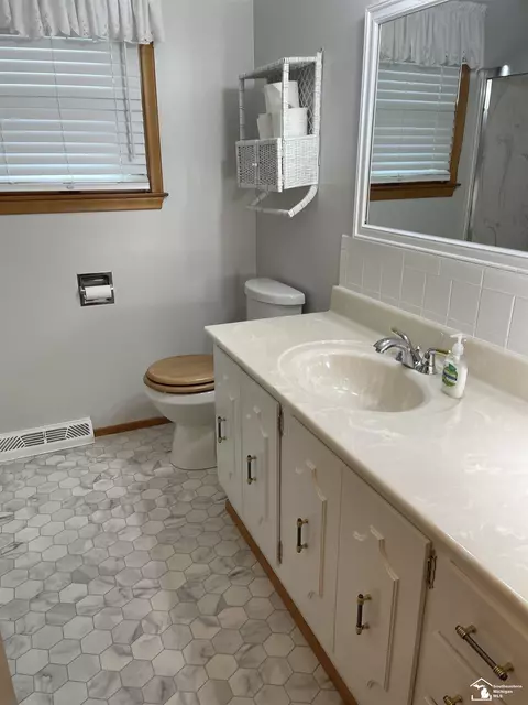 Bath - 1311 John L, Monroe, MI 48162 photo 4 of 5