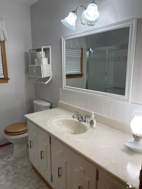 Bath - 1311 John L, Monroe, MI 48162 photo 1 of 5