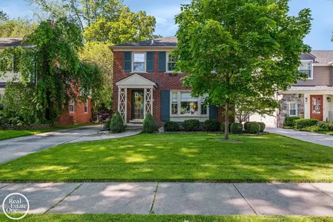 1819 Littlestone, Grosse Pointe Woods, MI 48236