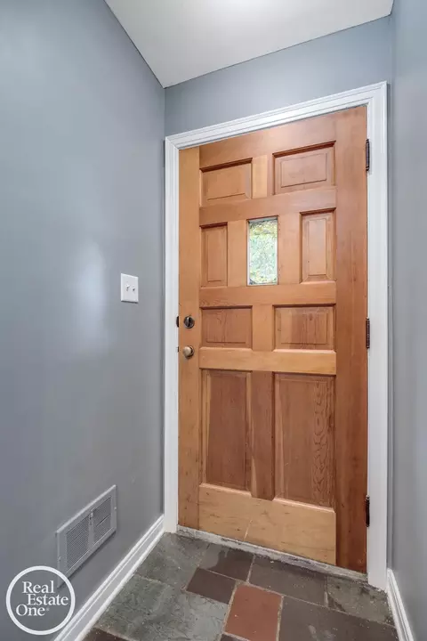 1819 Littlestone, Grosse Pointe Woods, MI 48236 photo 4