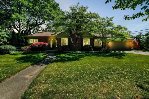 1681 Oxford, Grosse Pointe Woods, MI 48236