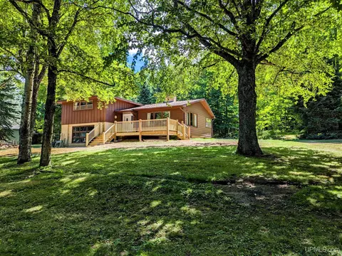 152 W W Park, Iron River, MI 49935