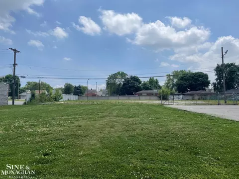 8110 E 10 Mile, Center Line, MI 48015