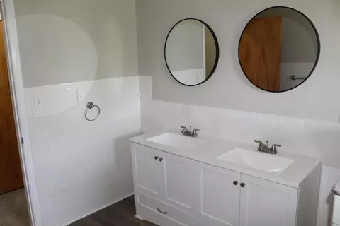 Bath - 2383 Tandy, Flint, MI 48532 photo 5 of 8