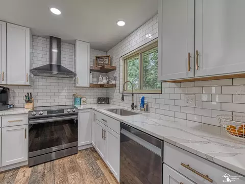 10015 Secor, Temperance, MI 48182 photo 9
