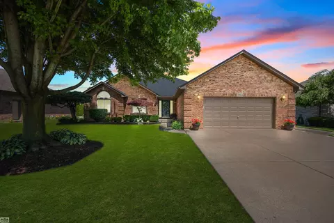 57644 Julie Ct, Washington Township, MI 48094
