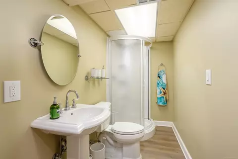 Bath - 4 Lakeside, Grosse Pointe, MI 48230 photo 8 of 8