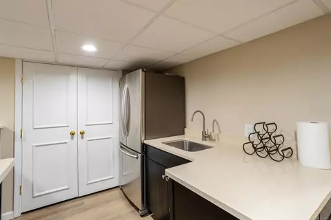 Kitchen - 4 Lakeside, Grosse Pointe, MI 48230 photo 6 of 6