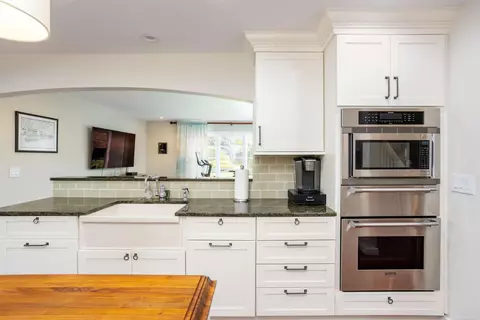 Kitchen - 4 Lakeside, Grosse Pointe, MI 48230 photo 5 of 6