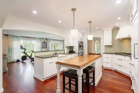 Kitchen - 4 Lakeside, Grosse Pointe, MI 48230 photo 3 of 6