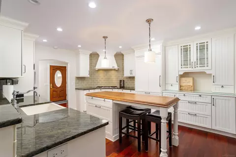 Kitchen - 4 Lakeside, Grosse Pointe, MI 48230 photo 1 of 6