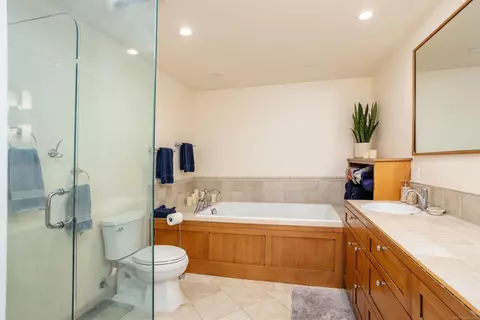 Bath - 4 Lakeside, Grosse Pointe, MI 48230 photo 2 of 8