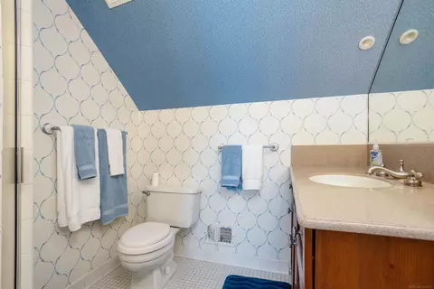 Bath - 4 Lakeside, Grosse Pointe, MI 48230 photo 4 of 8