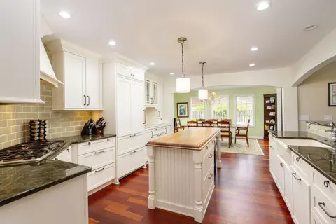 Kitchen - 4 Lakeside, Grosse Pointe, MI 48230 photo 2 of 6