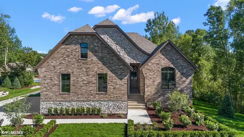 9799 Lake Edge #27, Brighton, MI 48114