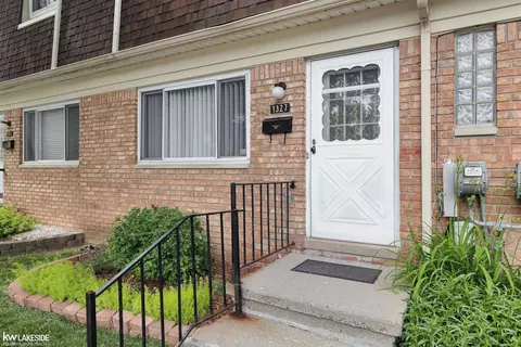 1327 Laurel Vly, Waterford, MI 48327