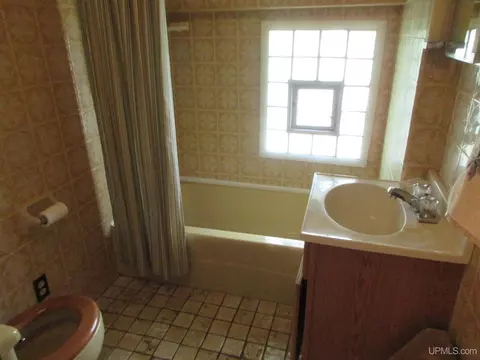 Bath - 507 E Pierce, Wakefield, MI 49968 photo 2 of 4