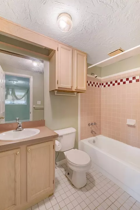 Bath - 320 Commonwealth, Flint, MI 48503 photo 2 of 2