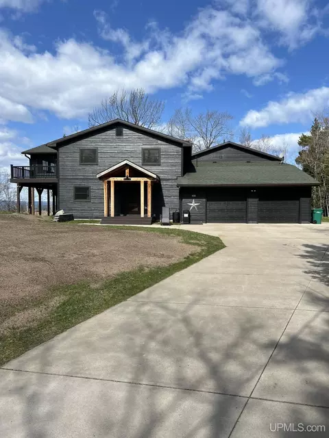 408 Shot Pt, Marquette, MI 49855