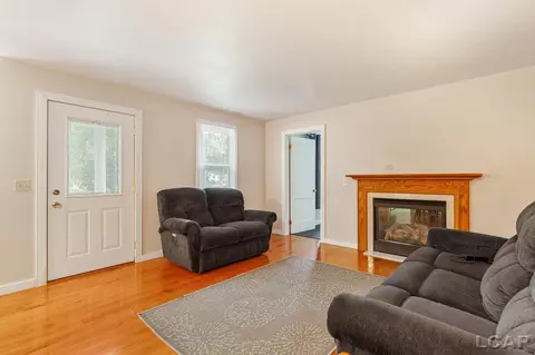 915 W Maple, Adrian, MI 49221 photo 5