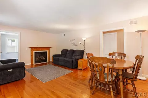 915 W Maple, Adrian, MI 49221 photo 3