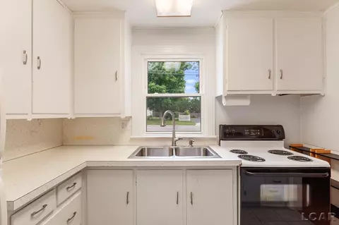915 W Maple, Adrian, MI 49221 photo 8