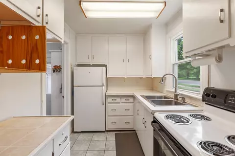 915 W Maple, Adrian, MI 49221 photo 7