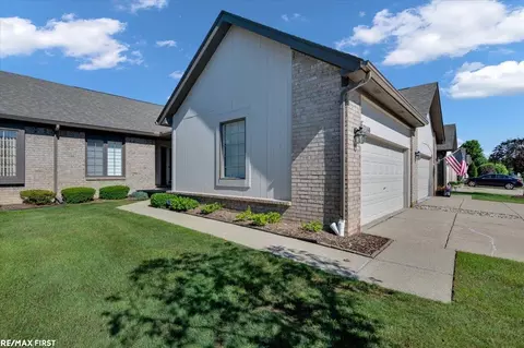 13160 Highland Cir #80, Sterling Heights, MI 48312