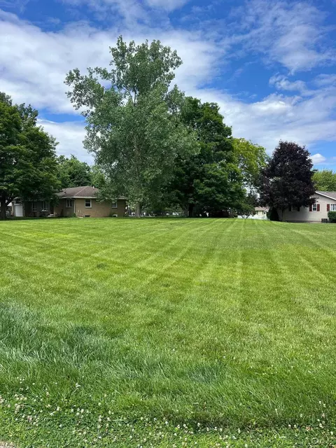 2000 Sharon, Adrian, MI 49221 photo 2