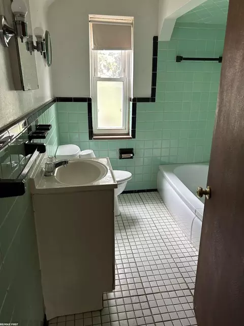 Bath - 21072 Behrendt, Warren, MI 48091 photo 2 of 4