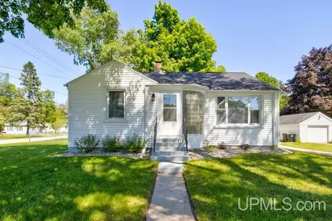 4320 4th, Menominee, MI 49858