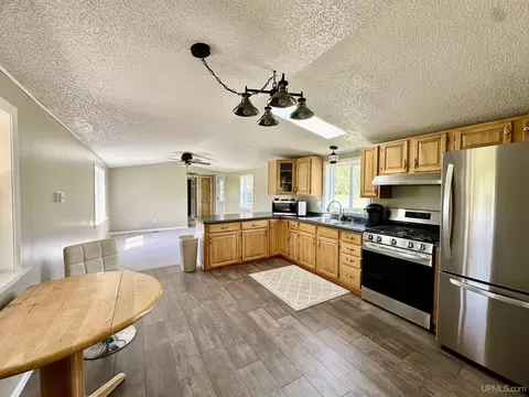 Kitchen - 5551 275, Brampton, MI 49837 photo 1 of 2