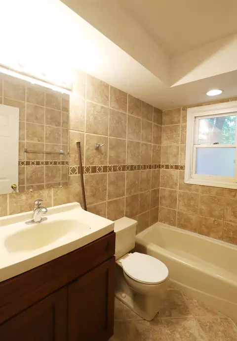 Bath - 1392 W Judd, Flint, MI 48507 photo 2 of 2