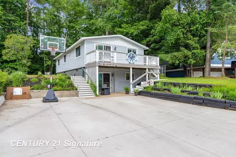 2144 E Lake Mitchell, Cadillac, MI 49601