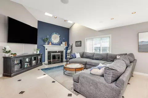 Living - 48942 Jefferson, Macomb, MI 48044 photo 1 of 2
