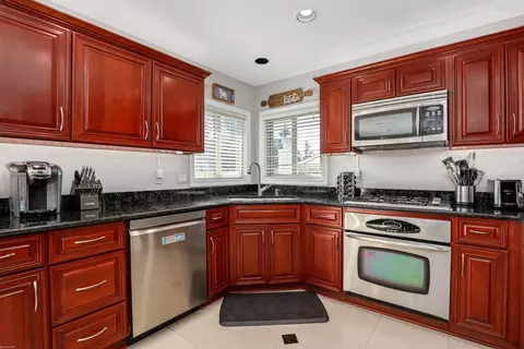 Kitchen - 48942 Jefferson, Macomb, MI 48044 photo 2 of 2