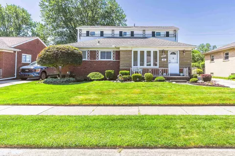 22024 Trombly, Saint Clair Shores, MI 48080