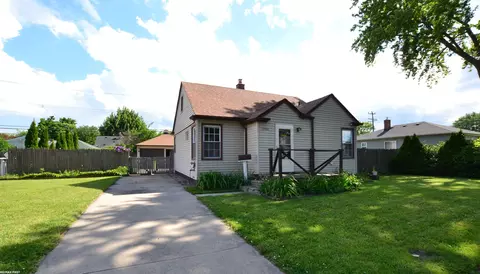 17420 Tennyson St, Roseville, MI 48066