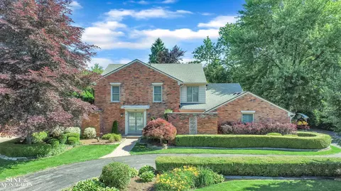 54 Willow Tree, Grosse Pointe Shores, MI 48236