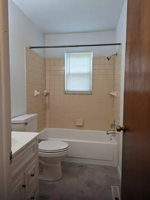 Bath - 2802 Wilton, Flint, MI 48506 photo 1 of 1