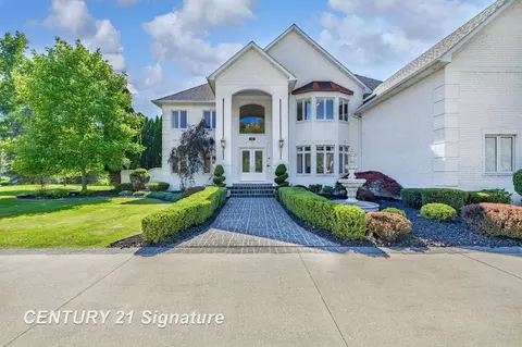 833 W Circlewood, Saginaw, MI 48609