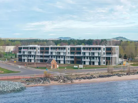 2401 N Lakeshore, Marquette, MI 49855